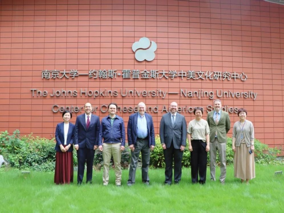 美国驻上海总领事馆总领事马志安一行访问中美中心