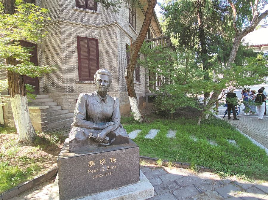Scholars' share opinions on Pear S. Buck's contribution in improving cross-cultural understanding