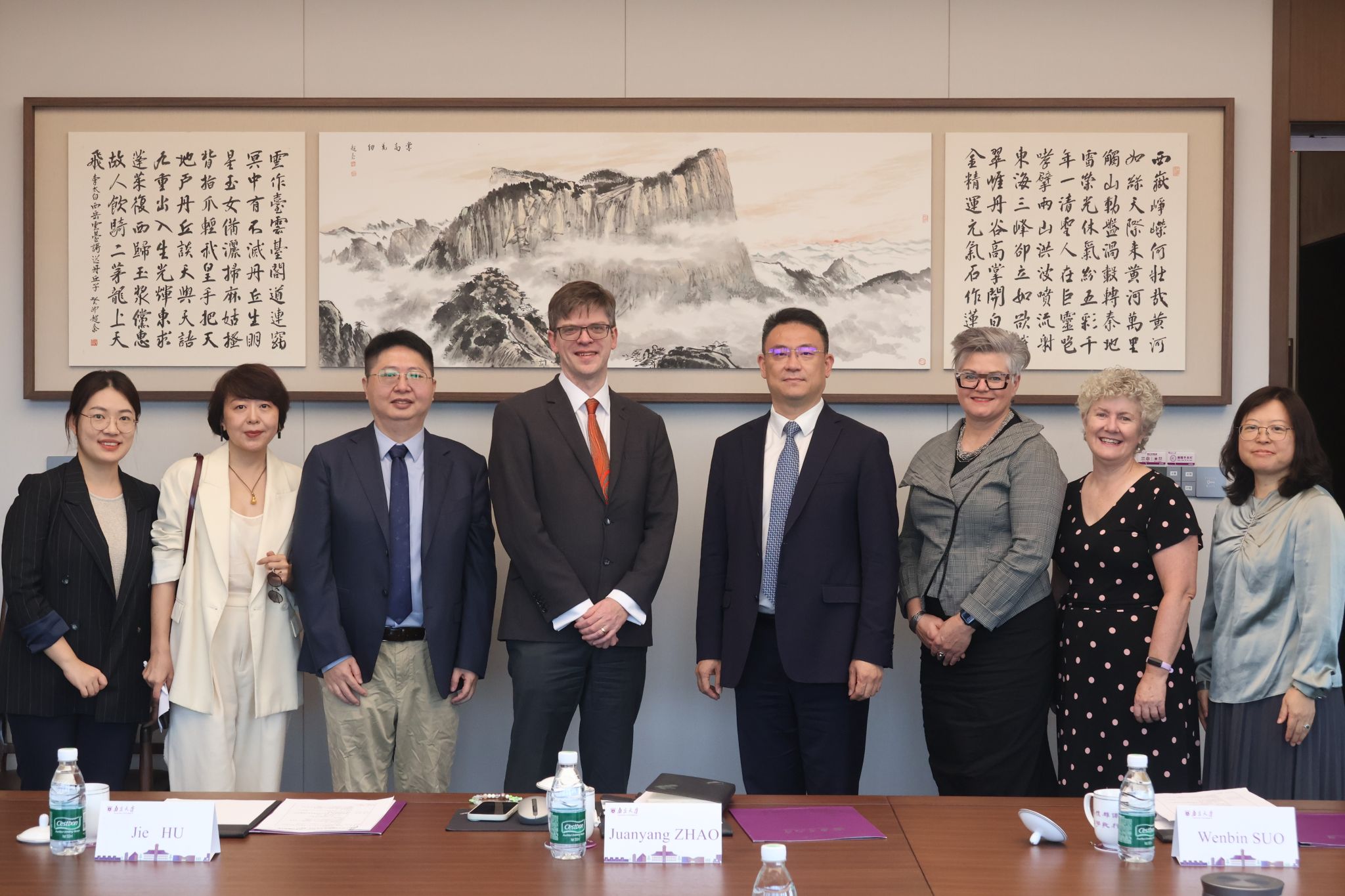 校领导会见昆士兰大学副校长Kris Ryan一行